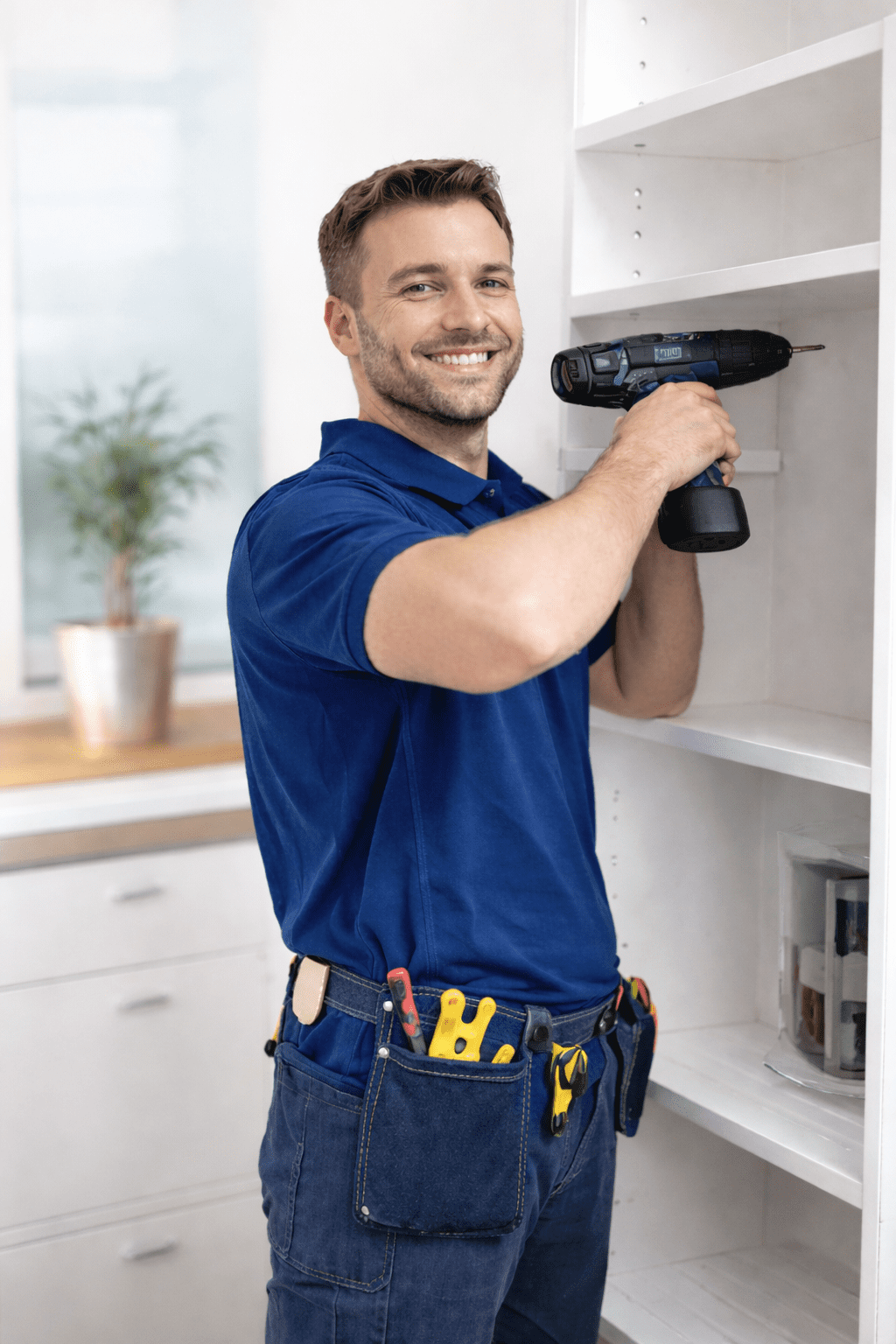 Servicio de manitas montando estantería con taladro en vivienda – Grupo SERBRILLIN Madrid